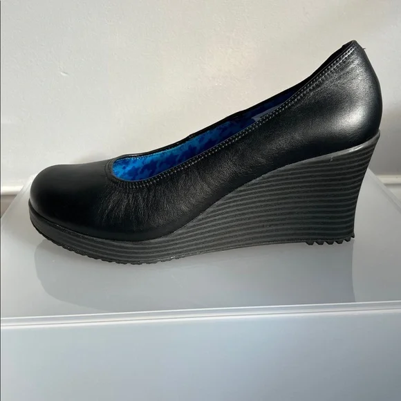 Crocs A-Leigh Closed Toe Wedge - Picture 3 of 9